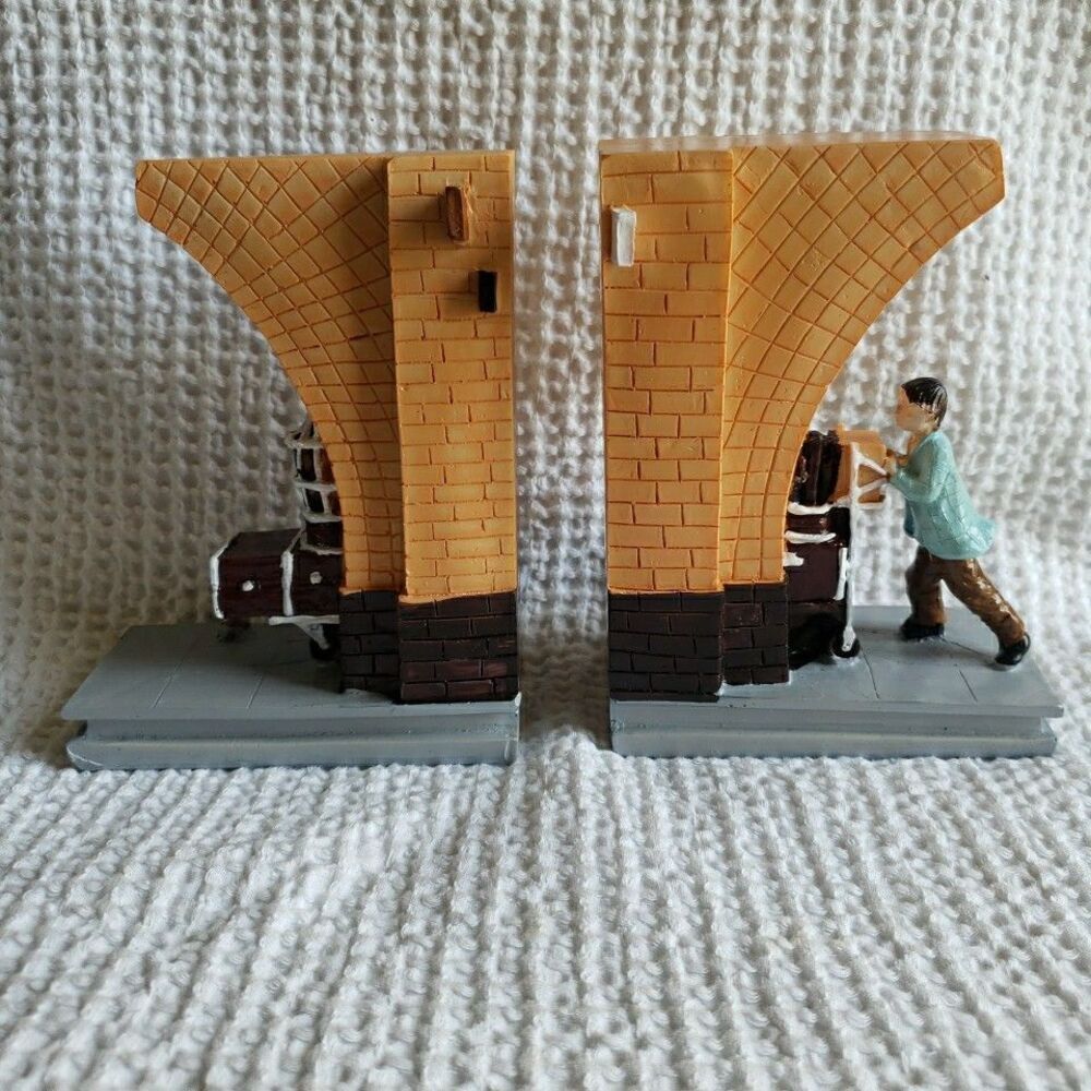 Harry Potter Hogwarts 9 3/4 Platform Bookends Warner Bros Studio Resin Diagon